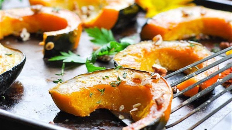 Những miếng bí đỏ nướng vàng ươm hấp dẫn, món ăn hỗ trợ giảm cân