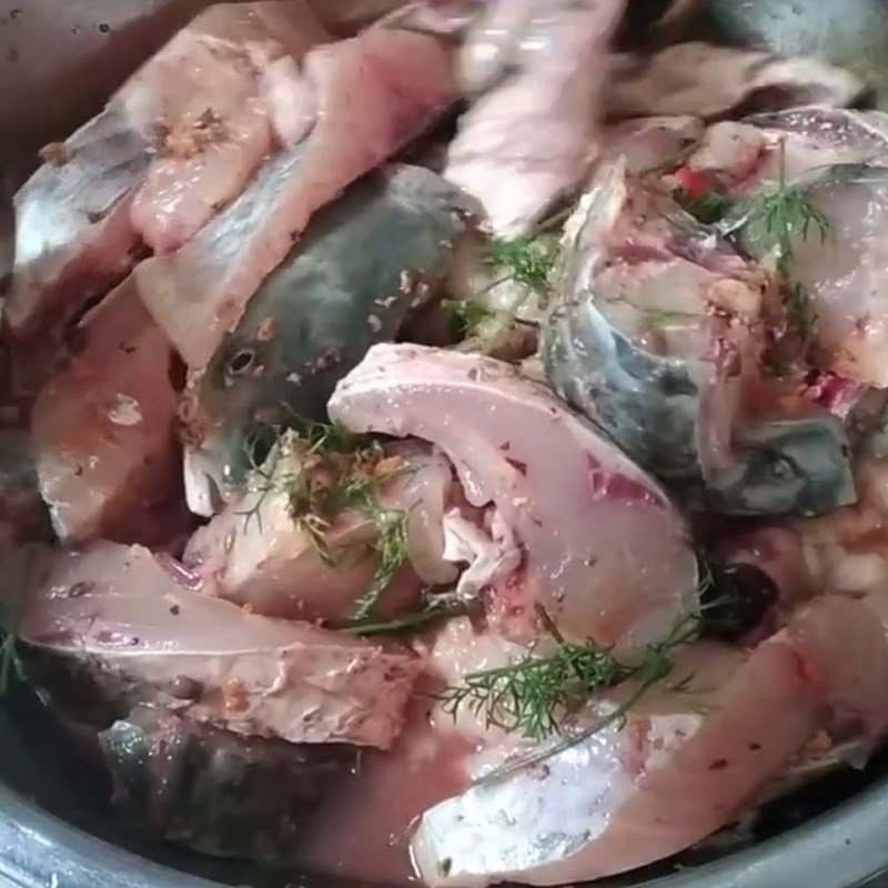Những miếng cá trắm đã được tẩm ướp gia vị đều, chờ đợi để nấu thành món lẩu.