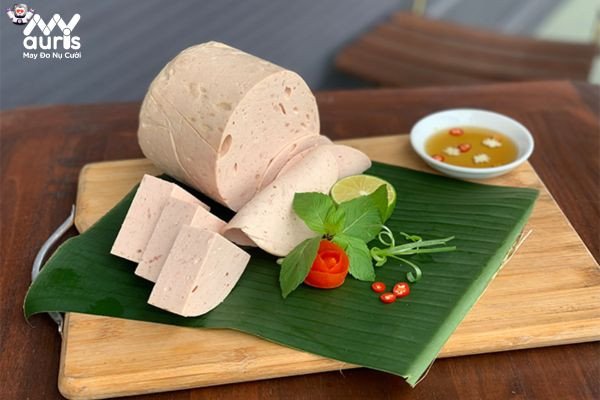 Những miếng giò lụa thơm ngon trên đĩa, minh họa cho lượng calo trong giò