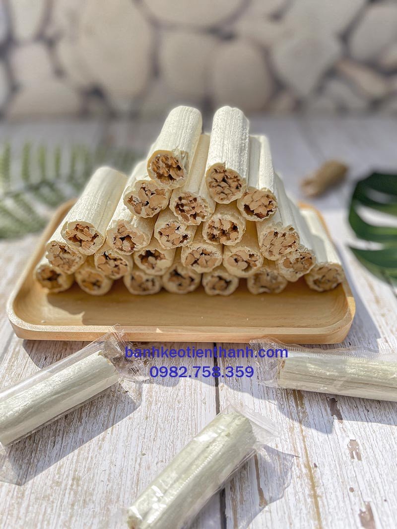 Những miếng kẹo dồi lạc nhỏ xếp chồng