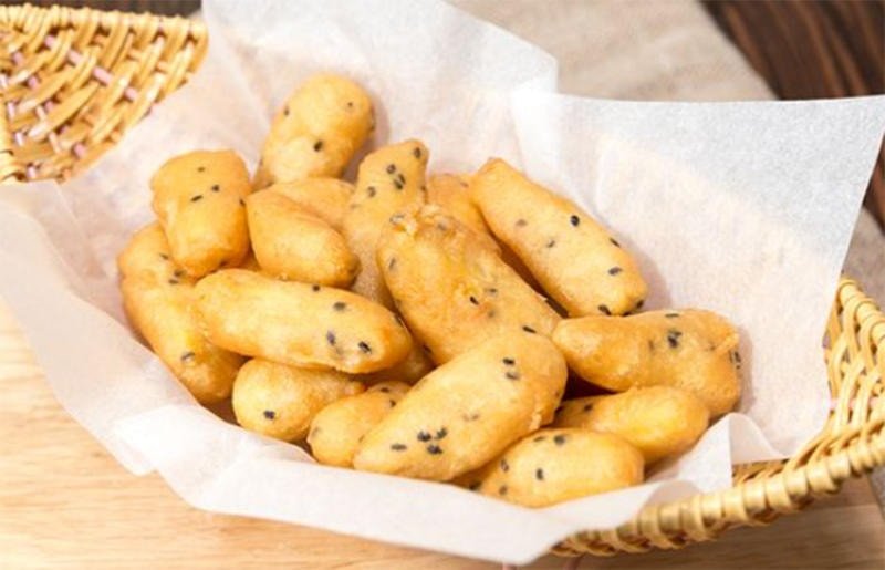Những miếng khoai lang kén chiên vàng giòn trên đĩa