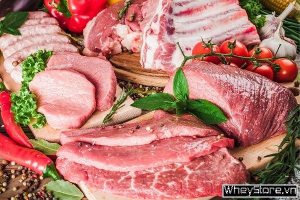 Những miếng thịt bò tươi ngon, màu đỏ tự nhiên, xen lẫn vân mỡ trắng đẹp mắt, sẵn sàng cho việc chế biến món ăn bổ dưỡng