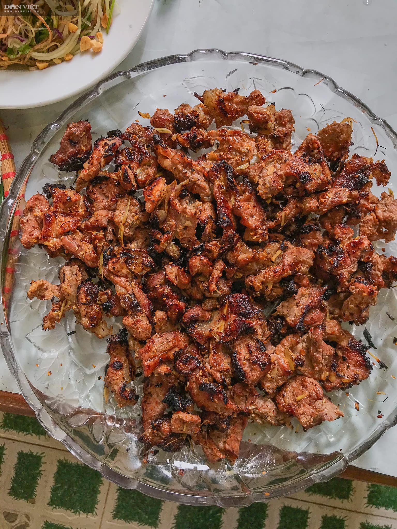 Những miếng thịt nướng than hoa vàng óng, dậy mùi thơm lừng trên bếp