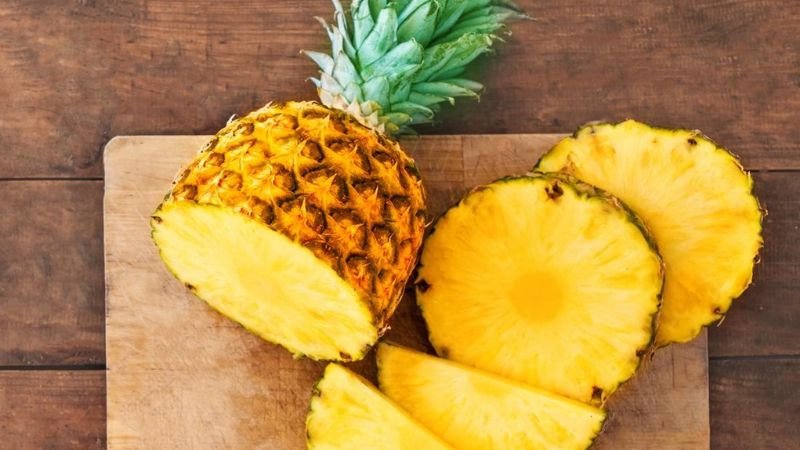 Những miếng thơm (dứa) tươi đã được gọt vỏ và cắt sẵn, sẵn sàng để ăn trực tiếp như một món ăn vặt ít calo.