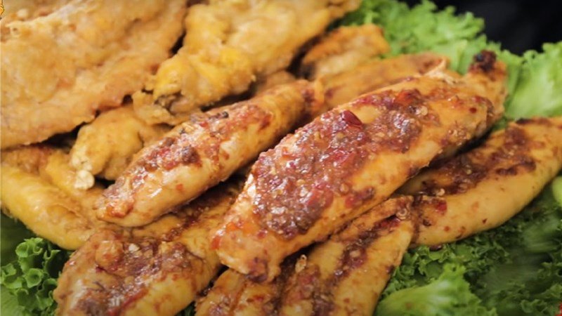 những miếng trứng cá chiên giòn rụm, vàng ươm