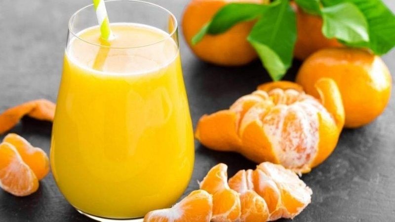 Những múi quýt tươi đã bóc vỏ, gợi ý các cách thưởng thức khác nhau.
