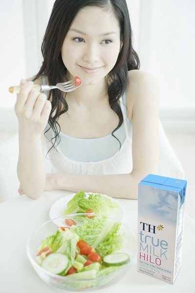 Những người tập thể dục giữ vóc dáng cân đối, được hỗ trợ bởi sữa TH HILO ít béo với lượng calo hợp lý.