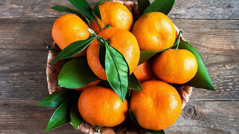 Những quả quýt tươi xếp chồng lên nhau, hướng dẫn cách chọn quýt ngon.