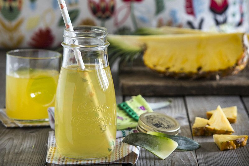 Những quả thơm (dứa) vàng ươm, cung cấp calo và vitamin cho nước ép