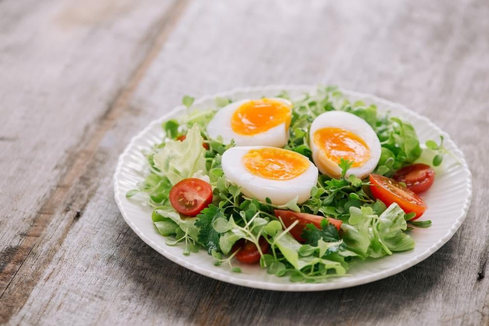 Những quả trứng gà luộc hoàn hảo, nguồn protein dồi dào.