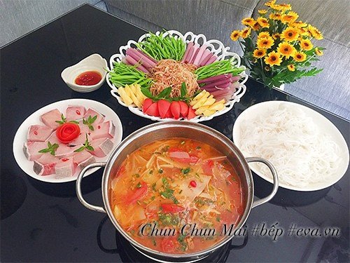 Nhúng rau và cá vào lẩu măng chua
