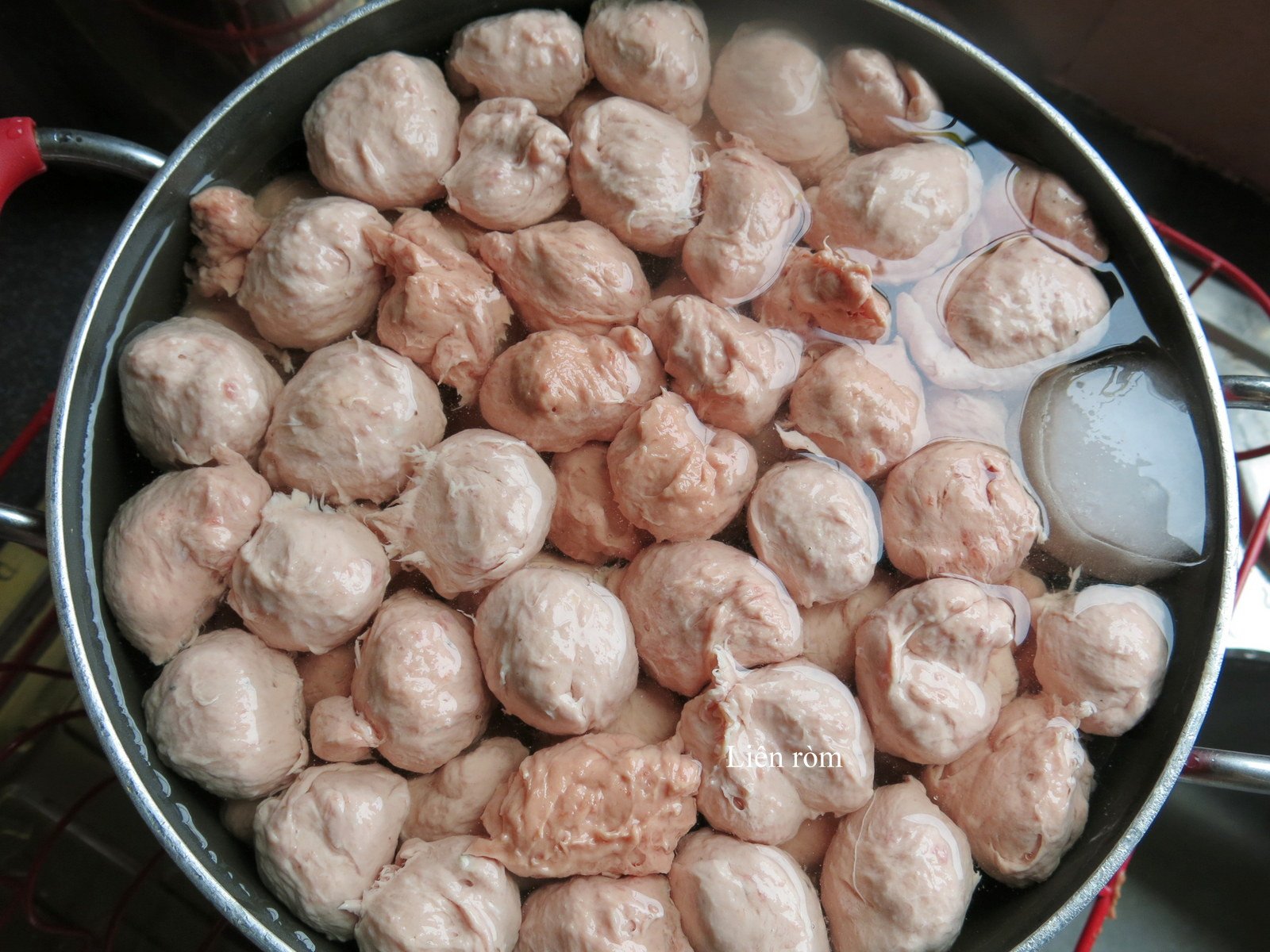 Những viên bò viên trắng giòn sau khi luộc, sẵn sàng cho món bún bò viên