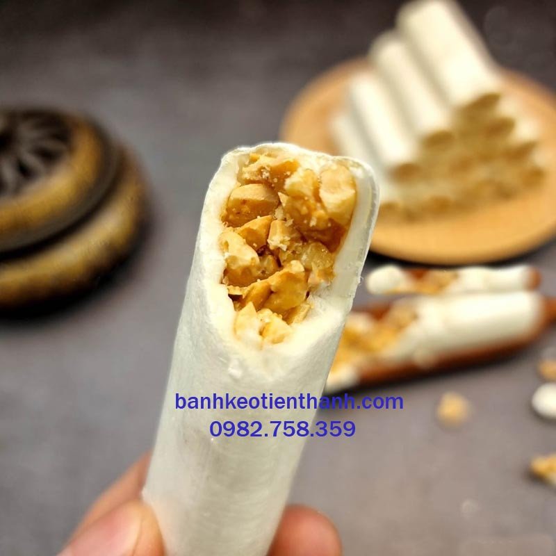 Những viên kẹo dồi lạc xếp đều trên mâm