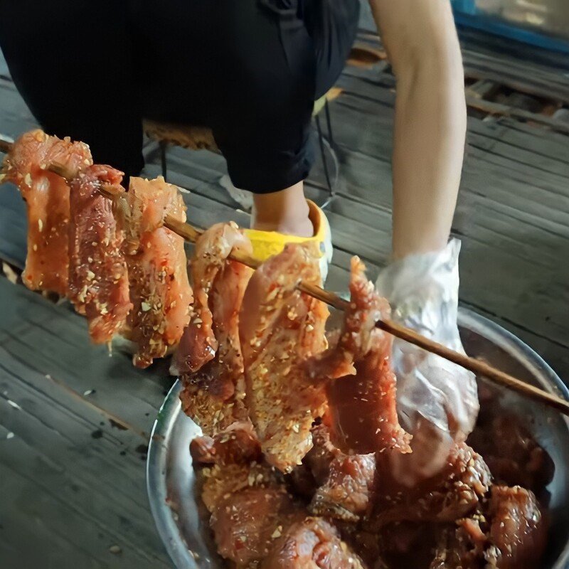 Những xiên thịt gác bếp được chuẩn bị tỉ mỉ, đảm bảo khoảng cách đều