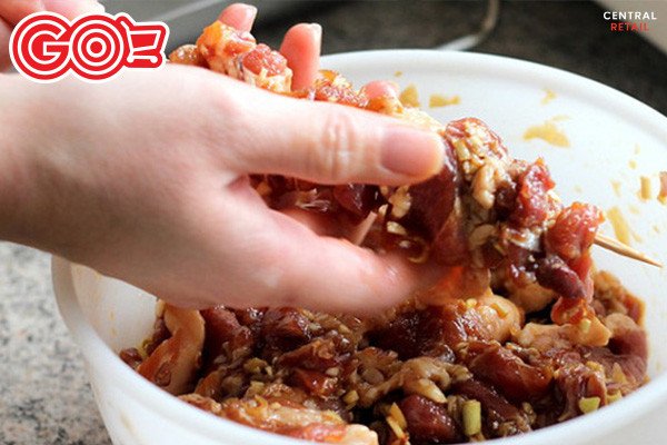 Những xiên thịt heo đã ướp sẵn sàng để nướng, làm nhân bánh mì