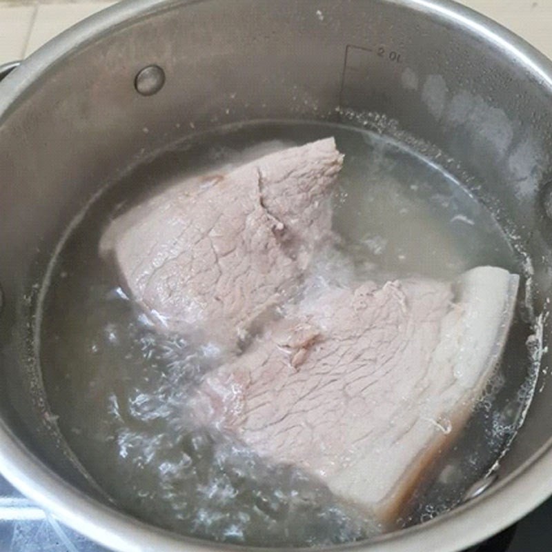 Ninh nước dùng xương heo giúp canh rong biển đậu hũ ngọt thanh