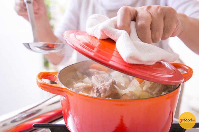Ninh xương để có nước lẩu bò ngọt thanh, đậm đà tự nhiên