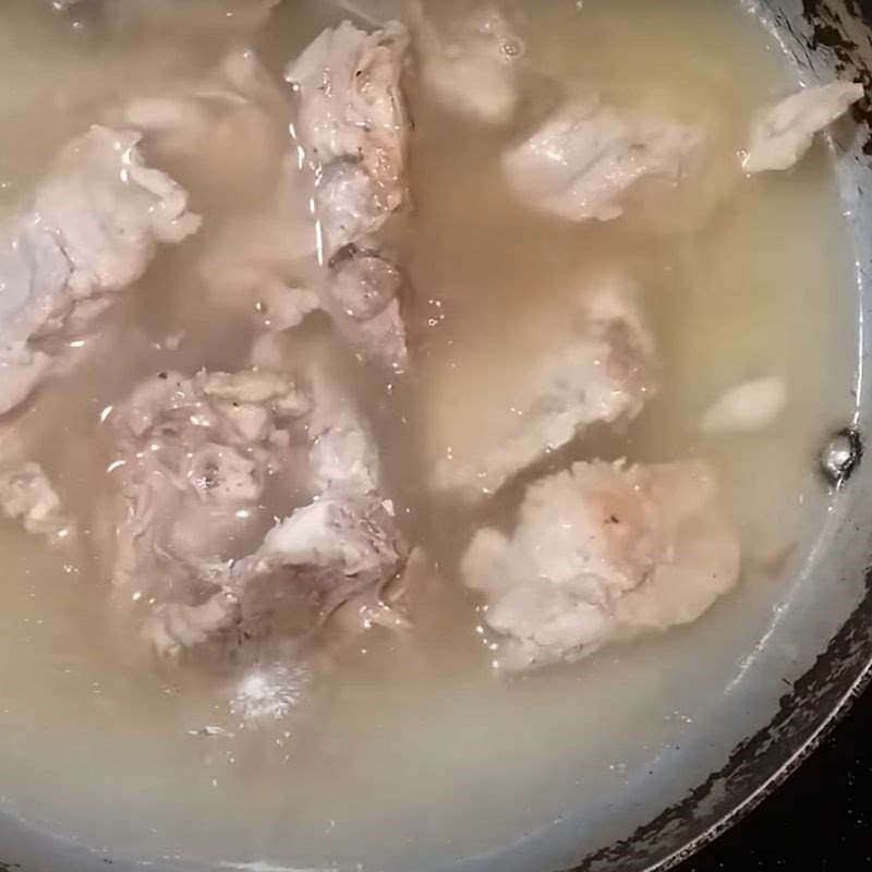 Ninh xương heo chuẩn bị nấu canh su hào