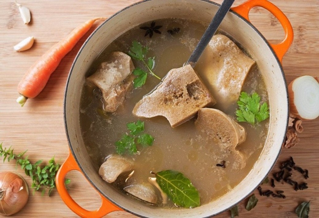 Ninh xương thật lâu là bí quyết để có nước dùng bánh canh cá lóc ngọt thanh