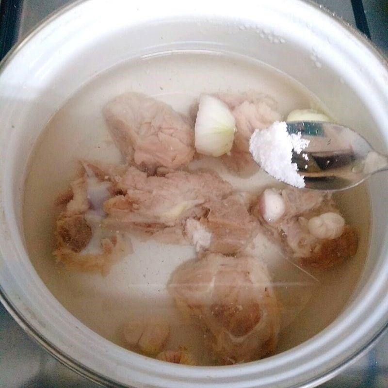Ninh xương với đậu đỏ cho món canh xương khoai tây
