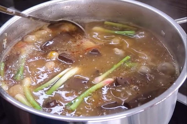 Nồi bánh canh cua nóng hổi hấp dẫn với đa dạng nguyên liệu