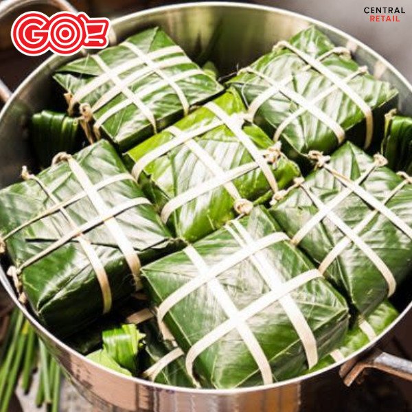Nồi bánh chưng đang được nấu bánh chưng trên bếp lửa, đảm bảo chín đều.