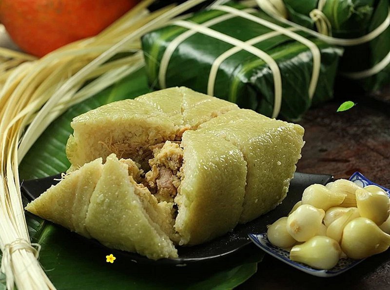 Nồi bánh chưng miền Bắc đang được luộc sôi, chuẩn bị cho một cái Tết ấm cúng và đầy đủ hương vị