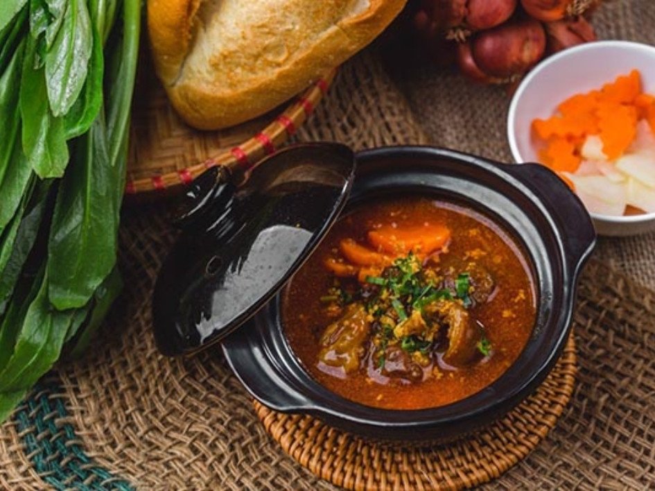 Nồi bò kho đang được nấu trên bếp với hương vị thơm lừng