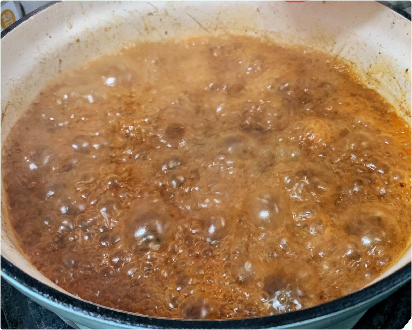 Nồi bò kho đang hầm với lượng nước ngập thịt
