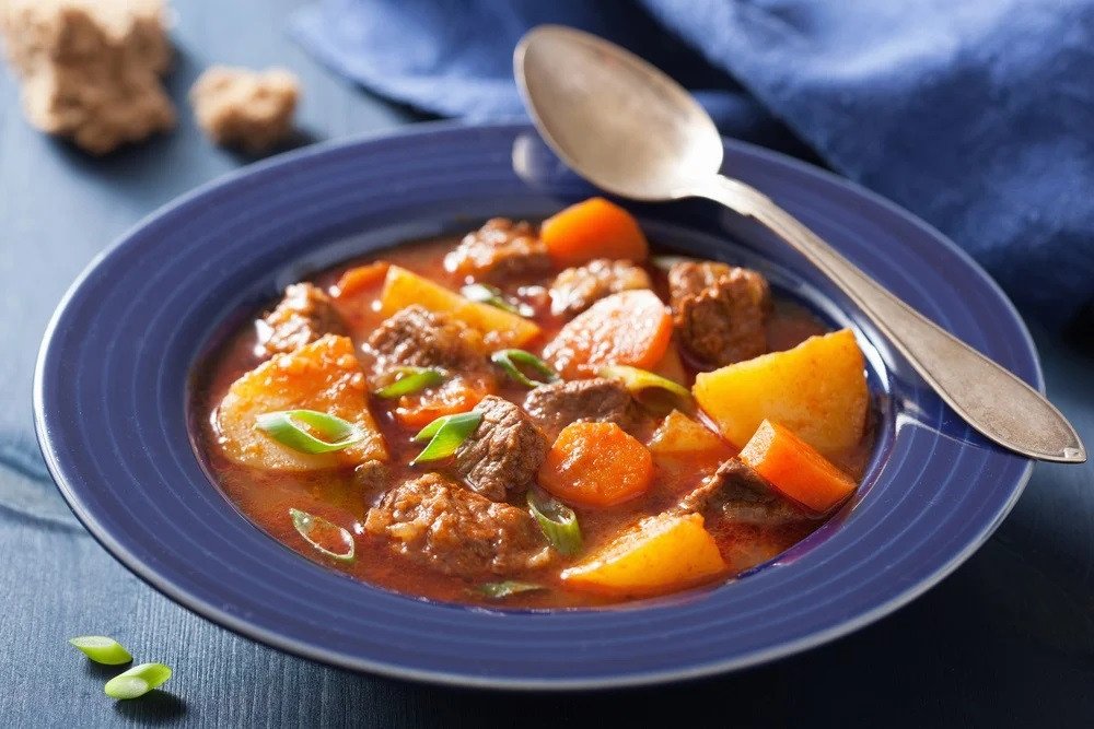 Nồi bò kho nước dừa đang được hầm mềm với hương thơm hấp dẫn