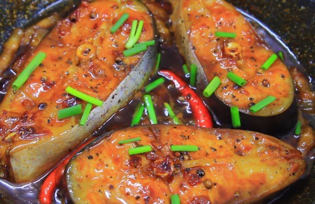 Nồi cá basa kho tiêu chuẩn vị với màu sắc đẹp mắt