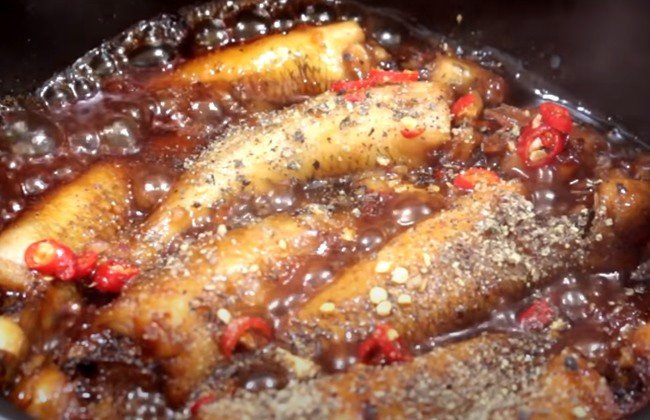 Nồi cá bống kho tiêu đang sôi trên bếp lửa nhỏ