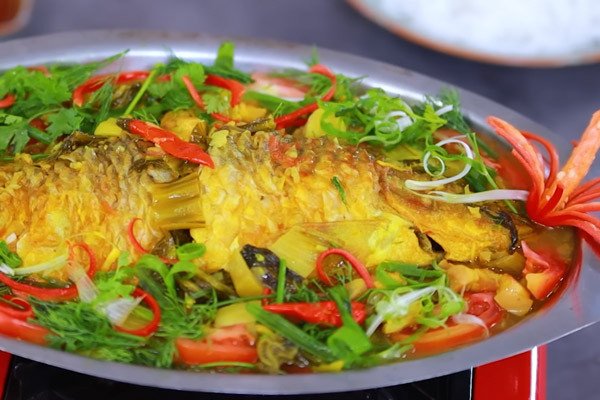 Nồi cá chép om dưa miền Bắc đang sôi liu riu với màu sắc hấp dẫn