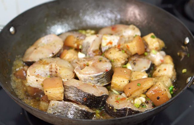 Nồi cá lóc kho tiêu thịt ba chỉ đang sôi đều trên bếp