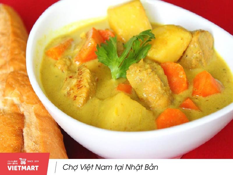 Nồi cà ri gà đang sôi nhẹ, lan tỏa hương thơm hấp dẫn