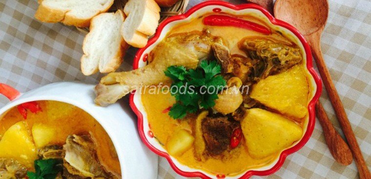 Nồi cà ri vịt vàng ươm, sánh mịn với thịt vịt mềm và khoai lang bùi béo, trang trí rau thơm