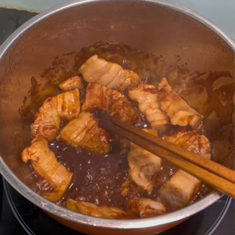 Nồi cá trắm kho riềng thịt ba chỉ đang sôi liu riu trên bếp, thấm đẫm gia vị