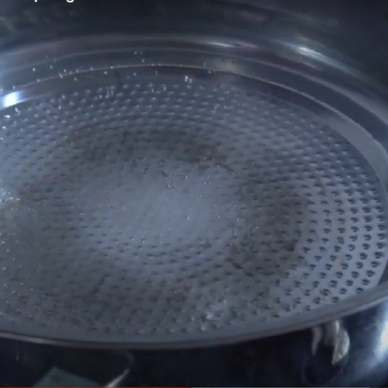 Nồi canh cá tầm chua cay đang sôi trên bếp