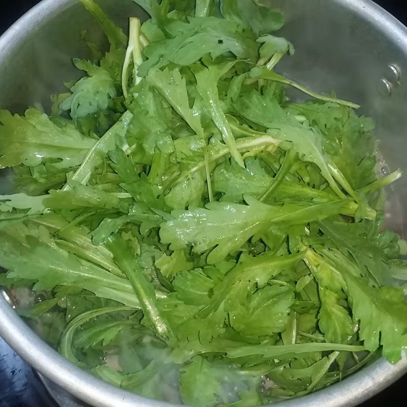 Nồi canh cải cúc chay đang sôi trên bếp