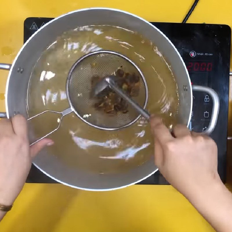 Nồi canh chua cá hú đang sôi nghi ngút