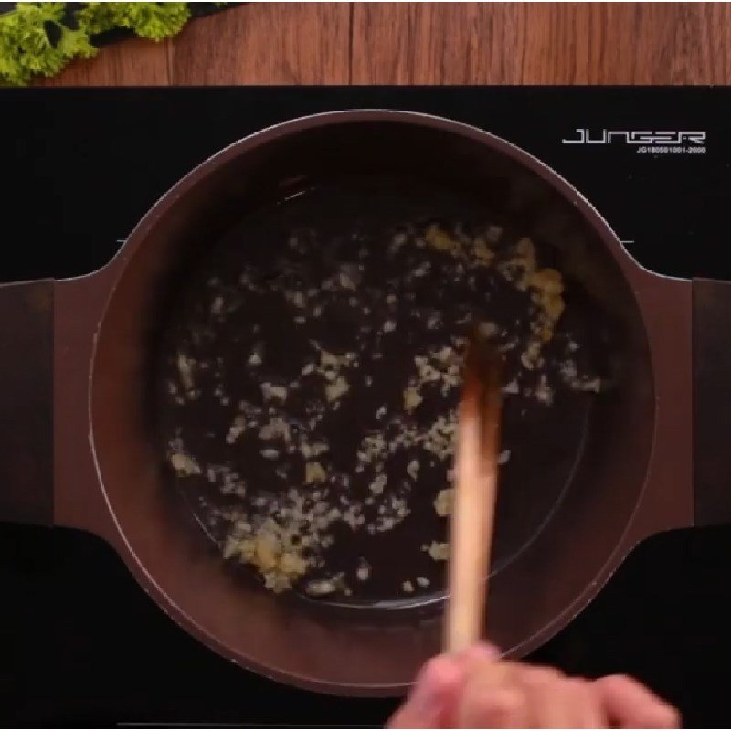 Nồi canh chua cá hú măng chua đang nấu