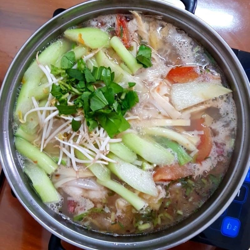 Nồi canh chua cá lăng đang sôi trên bếp