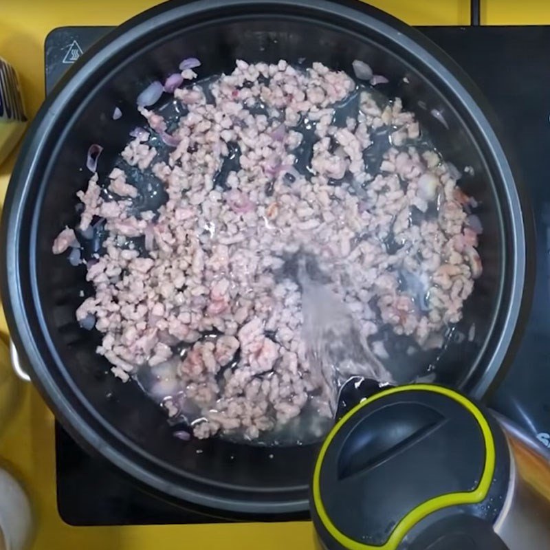 Nồi canh củ dền thịt băm đang sôi, có lớp bọt cần được vớt ra để nước canh trong