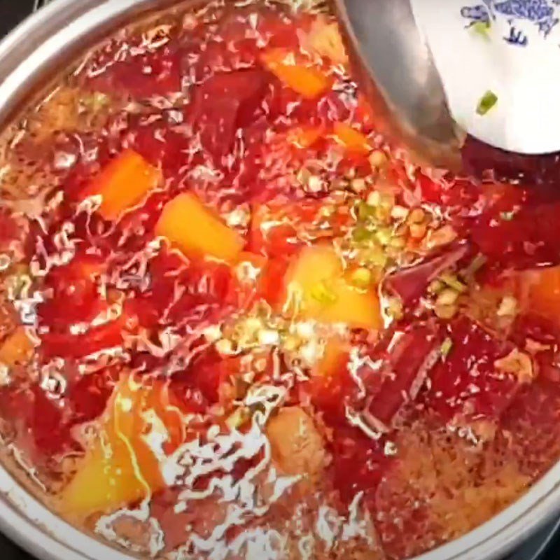 Nồi canh củ dền xương heo với cà rốt và khoai tây đang được nấu, chuẩn bị hoàn thành