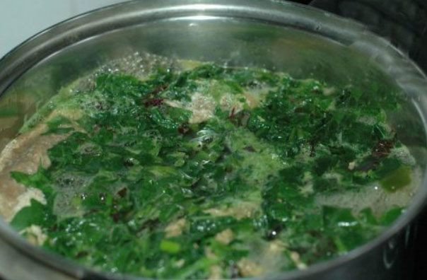 Nồi canh cua đồng nấu rau mồng tơi và rau đay