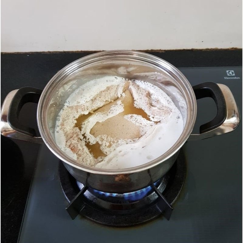 Nồi canh cua rau mồng tơi đang sôi trên bếp