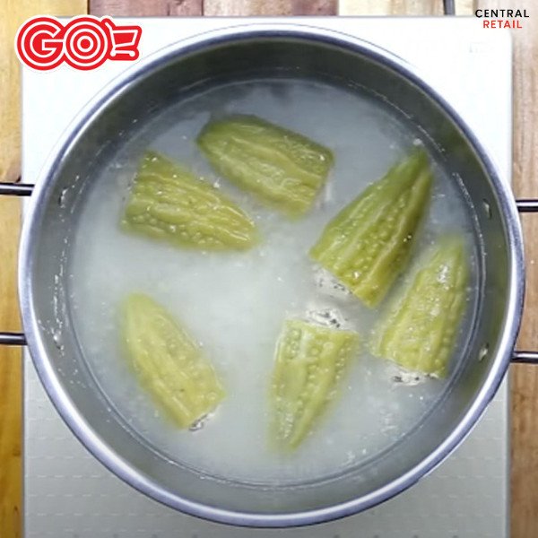 nồi canh khổ qua dồn thịt đang sôi