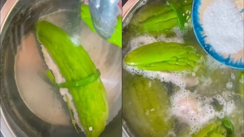 Nồi canh khổ qua nhồi thịt đang sôi nhẹ nhàng