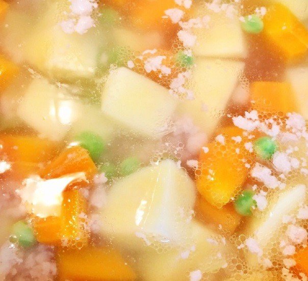 Nồi canh khoai tây thịt băm đang được hầm cùng rau củ