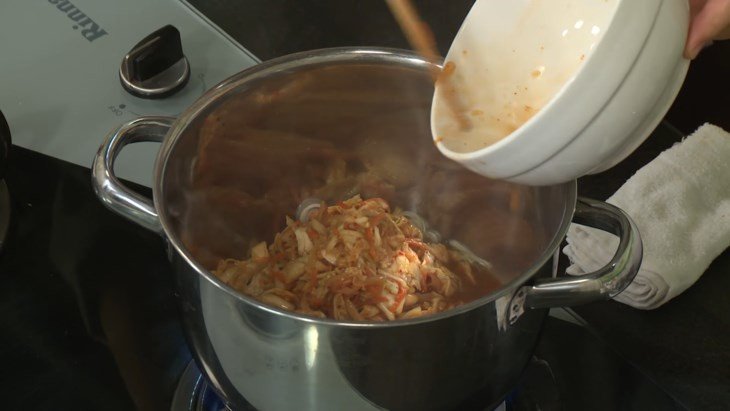 Nồi canh kim chi đậu phụ đang sôi trên bếp